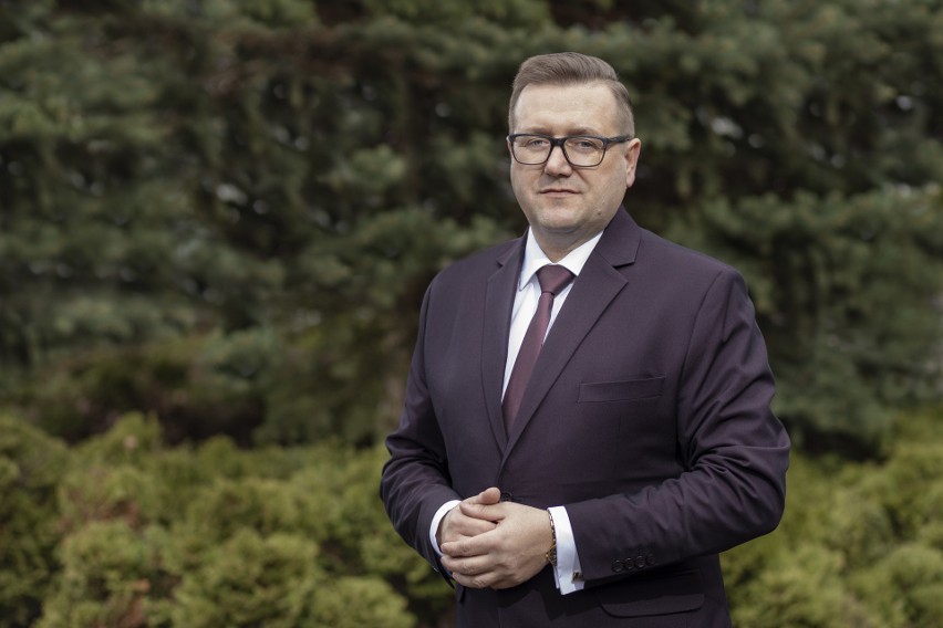 Wybory 2024. Mariusz Adamczyk, kandydat na wójta Mniowa bez tajemnic. Strażak i społecznik