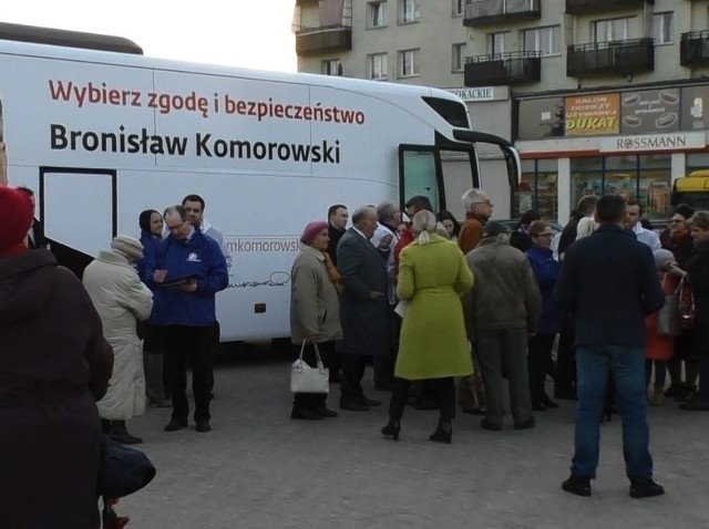 We Włocławku, na placu Wolności, zaparkował "bronkobus". Wśród  uczestników spotkania wyborczego, jest pan Janusz (z prawej,  tyłem, na pierwszym planie). Do tej sprawy wrócimy