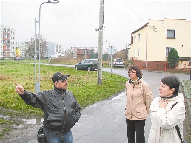 Przeznaczona do poszerzenia droga jest połączona z osiedlowymi uliczkami, które nie są przygotowane na duży ruch - przekonują Wiesław Rogala, Renata Herma i Marianna Śmiejczak. (fot. Beata Szczerbaniewicz)