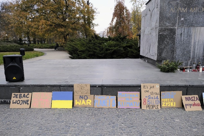 Nastolatkowie zgromadzili się na Placu Adama Mickiewicza.