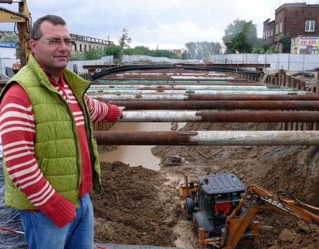- Wykop był jeszcze bardziej zalany. Cały czas pracuje pompa, więc woda powoli opada &#8211; mówi, pokazując budowany tunel Łukasz Kuna, kierownik robót z firmy Cezet-Bis Starachowice.