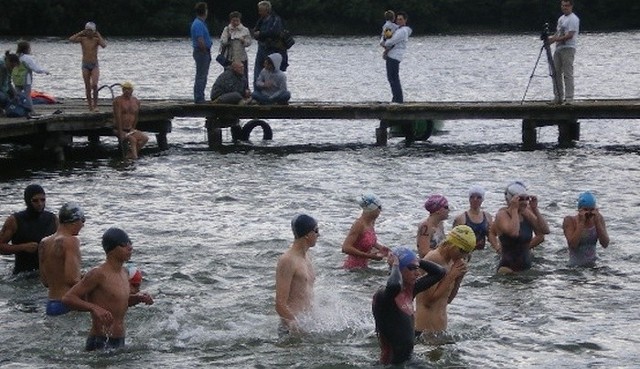 Dwudziestu pięciu pływaków zdecydowało się na pokonanie dwukilometrowej trasy w jeziorze Lubowidzkim.