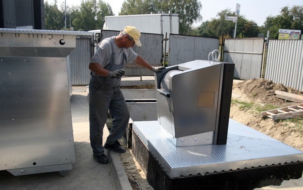 Podziemna część nowoczesnego kubła składa się z betonowego sarkofagu, oraz pojemnika, w którym przechowuje się śmieci. Nad ziemią pozostaje tylko tzw. kiosk wrzutowy, do wsypywania odpadów. W zależności od modelu kosza, można wsypywać do niego wszystkie odpady, albo segregować je na plastik, szkło, papier i inne rodzaje.