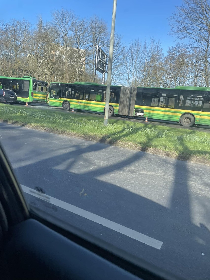 Zderzenie dwóch autobusów 107 i 101