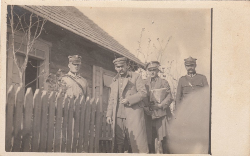 Zdjęcia legionistów Józefa Piłsudskiego na wystawie w kieleckim Ośrodku Myśli Patriotycznej Obywatelskiej 