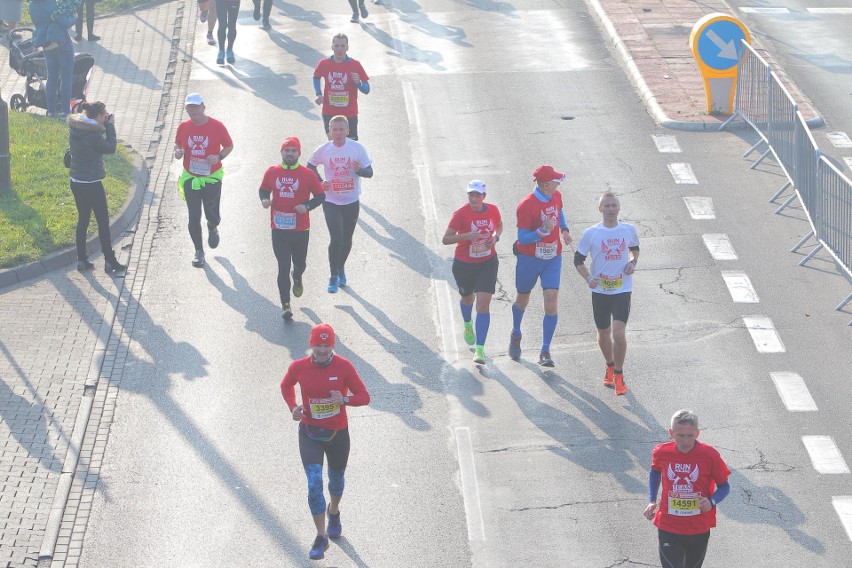 Około 25 tysięcy biegaczy zmaga się z 10-kilometrową trasą...