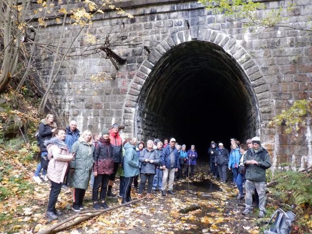 Bydgoscy turyści pod przewodnictwem Jerzego Bitnera przed wejściem do tunelu nieczynnej linii kolejowej po Przełęczą Kowarską