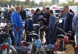 Miłośnicy starej motoryzacji w Toruniu. Tak było na ostatnim w tym roku motobazarze