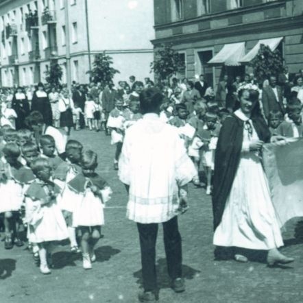 Bialystok, 1961 rok. Procesja w dniu świeta Bozego Ciala na ulicy Lipowej. Publikujemy dzieki uprzejmości Bronislawa Mierzynskiego z Bialegostoku.