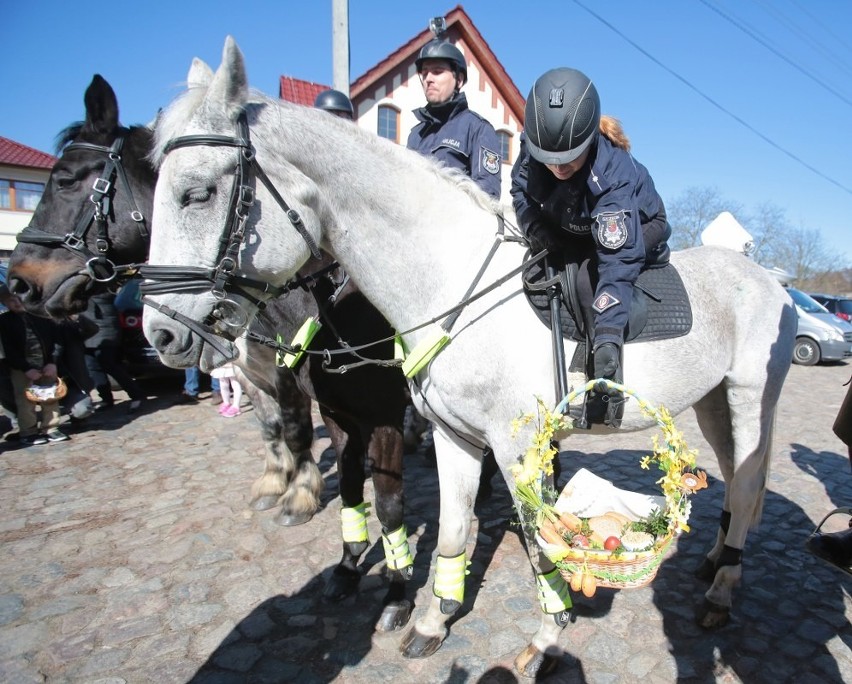 Policjanci na koniach poświęcili pokarmy [zdjęcia]