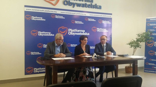 Od lewej: były poseł Platformy Lucjan Pietrzczyk oraz obecni posłowie: Marzena Okła-Drewnowicz i Artur Gierada.