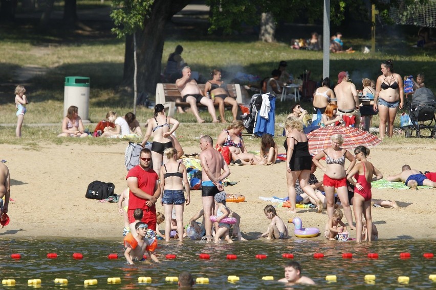 Upalna sobota w Łodzi. Tłumy mieszkańców miasta na Stawach Jana. Zobacz zdjęcia