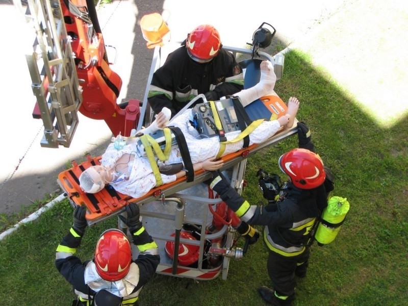 Szpital powiatowy. Ewakuacja chorych. Straż pożarna prowadziła ćwiczenia (zdjęcia, wideo)