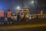 Nocny wypadek w Poznaniu. Samochód w torowisku ul. Królowej Jadwigi w Poznaniu - interweniowali strażacy