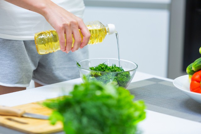 Zarówno do sałatek, jak i do smażenia, warto stosować ulepszoną wersję oleju słonecznikowego.