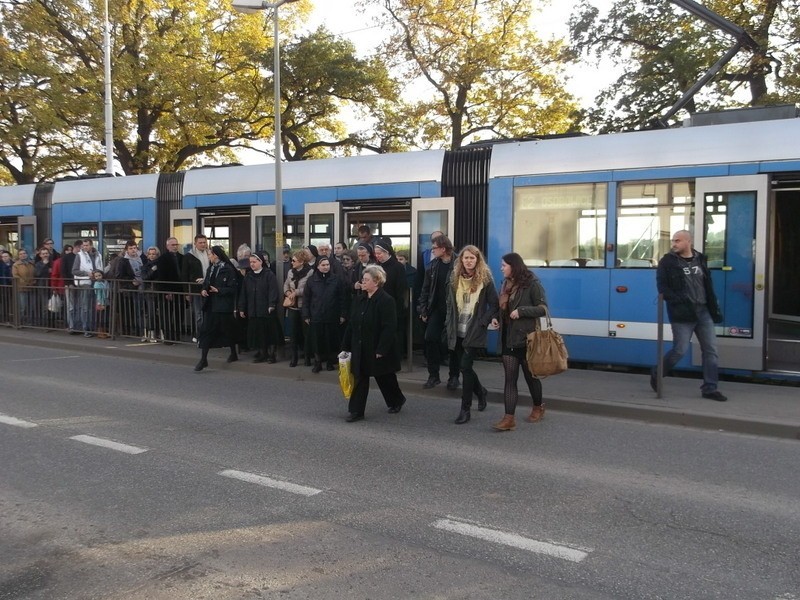 Wrocław: Tłoczno na cmentarzu Osobowickim, ale wiele osób wybrało dojazd komunikacją (ZDJĘCIA)