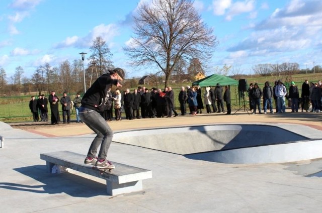 Nowoczesny skatepark w Turośni Kościelnej to prawdziwy raj dla wielbicieli jazdy na rolkach i deskach. 