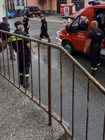 Skawina. Strażacy z pięciu jednostek z gminy Skawina są teraz w Nowej Białej. Pomagają w pracach po pożarze      