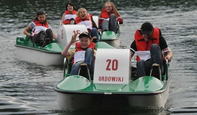 Ubiegłoroczny wyścig rowerów wodnych wygrali aktor Eryk Lubos z synem