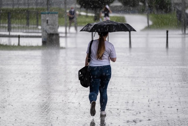 Niestety, mamy kiepskie wieści na drugi dzień majówki. Centralne Biuro Prognoz Meteorologicznych - Wydział we Wrocławiu wydało aż trzy ostrzeżenia meteorologiczne dla Dolnego Śląska, w tym dwa dla Wrocławia i okolic.Sprawdźcie szczegóły na kolejnych stronach. 