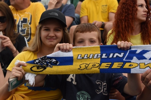 Na stadionie Motoru Lublin jak zwykle pojawił się nadkomplet kibiców. Miejscowi zawodnicy znów wygrali - tym razem z Apatorem Toruń 55:35 i pozostali niepokonani w tegorocznych rozgrywkach PGE Ekstraligi. Zobaczcie zdjęcia, jak lublinianie świętowali kolejny sukces!