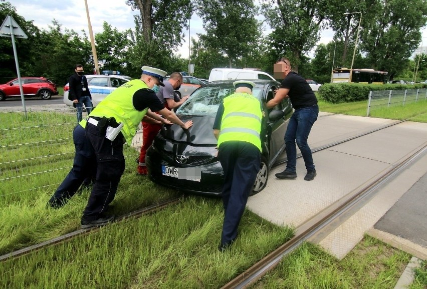 W toyocie jechały dwie osoby. Mężczyzna-kierowca i...