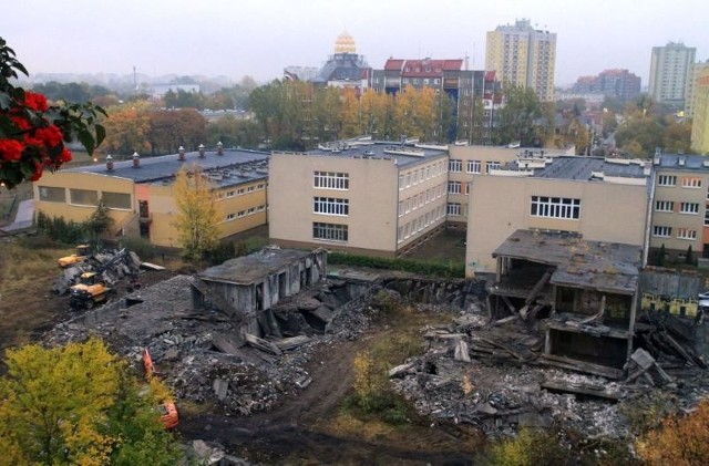 Burzą pustostan koło XV LO przy ul. Wojrowickiej. Popadał w ruinę przez lata