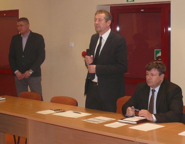 Nowy etatowy członek Zarządu Powiatu, Przemysław Cielecki (z lewej). Obok wicestarosta Eligiusz Mich i starosta Zbigniew Duda.