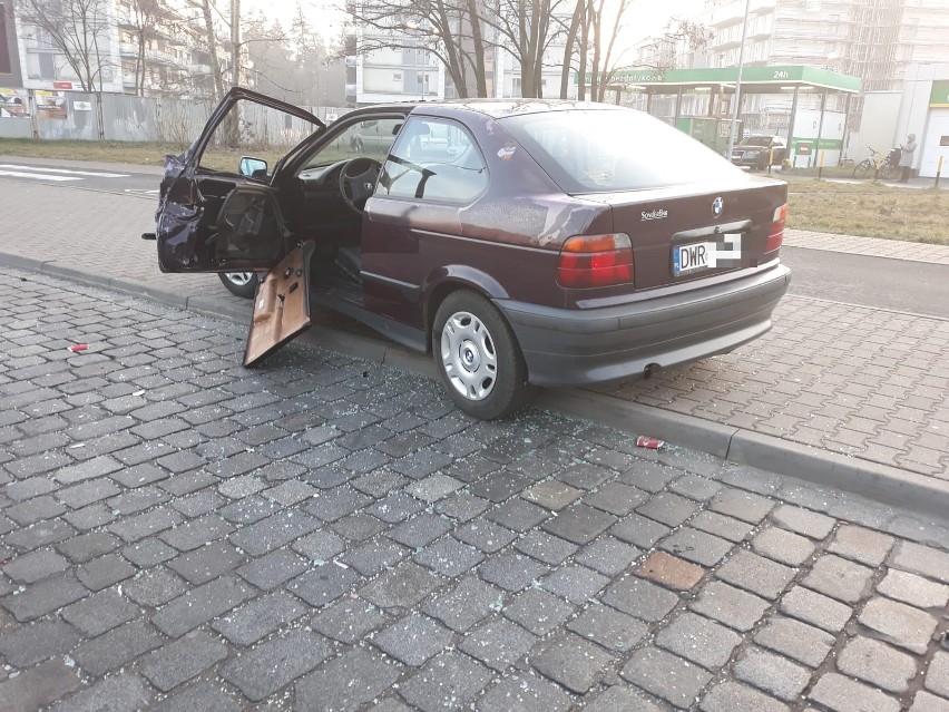 Wrocław: Bmw stanęło na przystanku. Autobus wyrwał mu drzwi