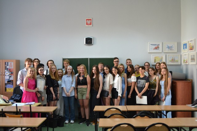 Absolwenci przyszli do "Mickiewicza" o 13.00. Była to okazja, aby jeszcze raz spotkać się w pełnym składzie z kolegami ze szkolnej ławki.