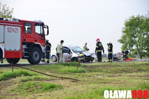 Wypadek na trasie Oława – Wrocław. Zderzenie podczas wyprzedzania. Jedno auto dachowało (ZDJĘCIA)