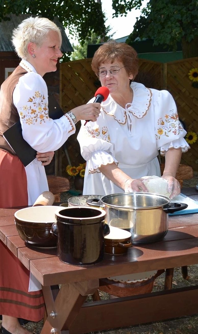 Szefowa KGW w Tucholi  Zenobia Majka na jednym z festynów prezentowała, jak się robi pierogi. 