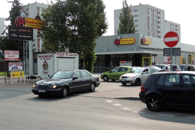 Zdaniem naszego Czytelnika, zasłaniające widoczność samochody bardzo utrudniają wyjazd z parkingu.