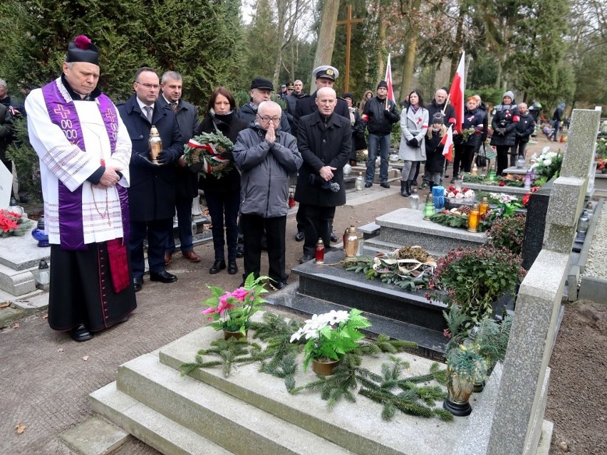 Kwiaty na grobach ofiar Grudnia`70. W poniedziałek główne uroczystości 