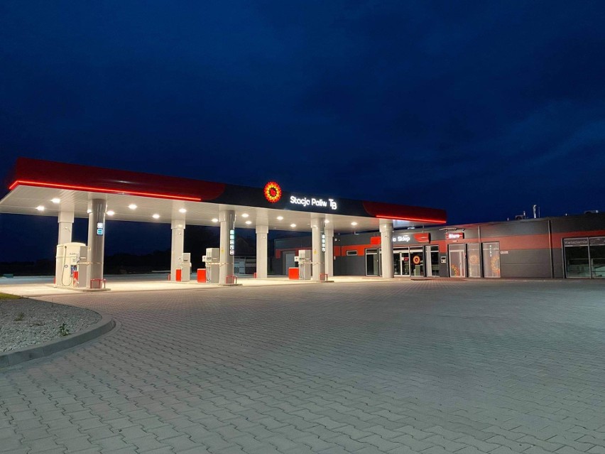 Nowa stacja paliw została otwarta w Garbatce-Letnisku. Zobacz gdzie się mieści i co można tam kupić?