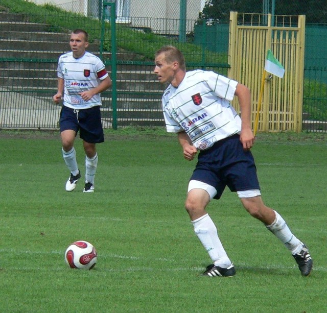 Daniel Grymuła (przy piłce), oraz pozostali piłkarze Skaryszewianki Skaryszew pokonali 3:0 Akcję Jastrzębia