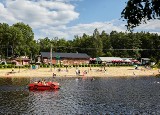 Zalew Topornia pod Przysuchą popularny wśród letników. Można wypoczywać na plaży, grać w piłkę, jedzić na rolkach 