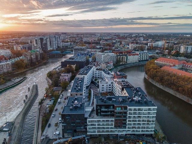 Epidemia koronawirusa nie spowodowała zastoju na nowych budowach we Wrocławiu. W samym centrum miasta prowadzonych jest wiele inwestycji, przede wszystkim mieszkaniowych i biurowych. Zobaczcie co aktualnie buduje się w reprezentacyjnych miejscach w sercu Wrocławia.Przejdźcie do kolejnych inwestycji przy pomocy strzałek lub gestów na telefonie komórkowym.