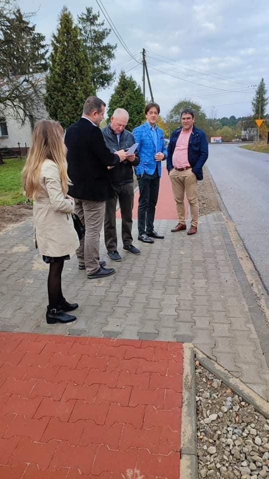 Nowy chodnik oddano do użytku w Ryczywole w gminie Kozienice - zobacz zdjęcia