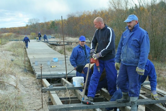 - Mnóstwo ludzi przychodzi i dopytuje się czy będzie można tutaj jeździć rowerem i spacerować z psem (niestety nie będzie można - red.). Są ciekawi z czego wykonana jest promenada (z drewnopodobnego budulca, pochodzącego całkowicie z recyclingu - red.), w końcu to konstrukcja, którą w Polsce można spotkać bardzo rzadko - opowiada pan Grzegorz, który pracuje przy powstaniu deptaka (na zdjęciu pierwszy z prawej).