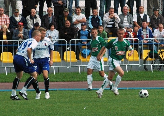 Daniel Barzyński (z piłką), który jest wychowankiem Pogoni Siedlce, był wyróżniającym się piłkarzem tego meczu.  