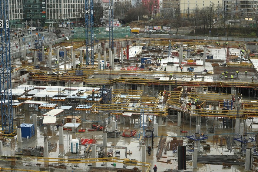 Zbliżenie na centralną część budowanej galerii. Gdy się...