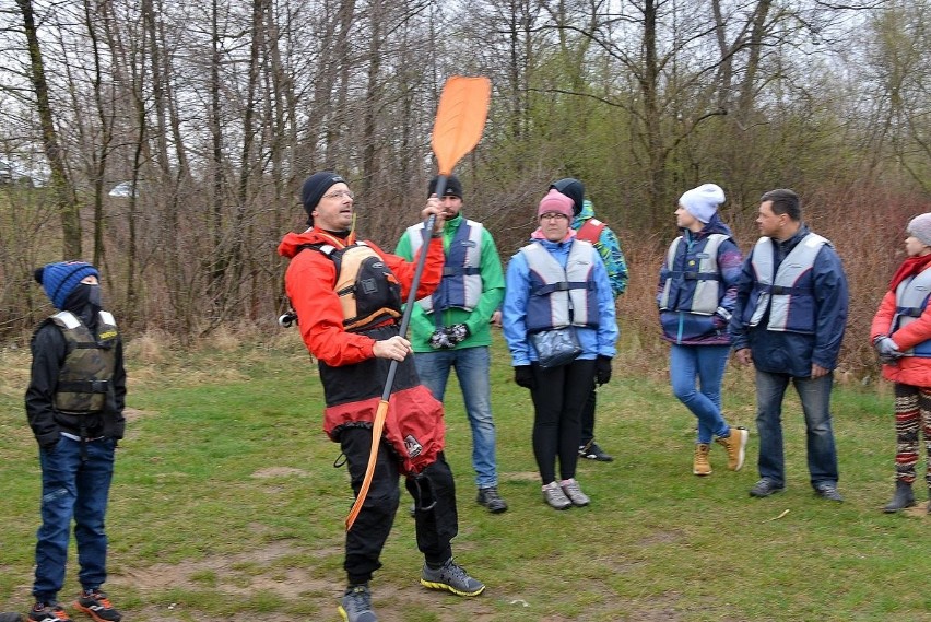 Nie straszny im śnieg i niska temperatura. Kajakarze spłynęli Lubrzanką