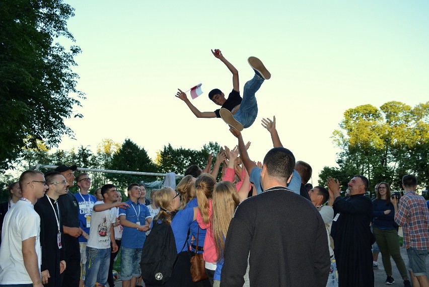 Drugi dzień Światowych Dni Młodzieży w Przasnyszu: gra, pielgrzymka i tańce