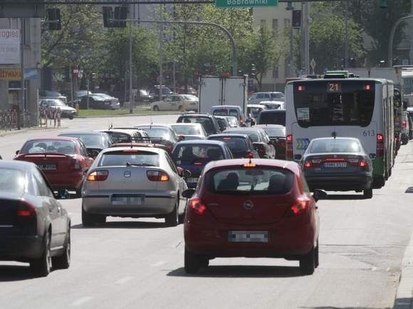 Korki na wiadukcie na Dąbrowskiego po rozpoczęciu remontu