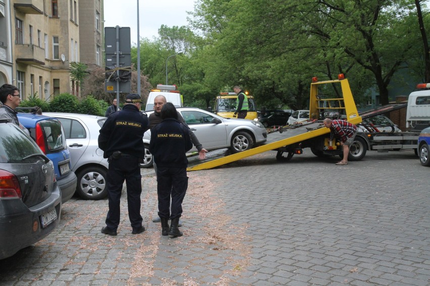 Wrocław: Wywożą auta na lawetach z darmowego parkingu... żeby zrobić płatny [ZDJĘCIA]