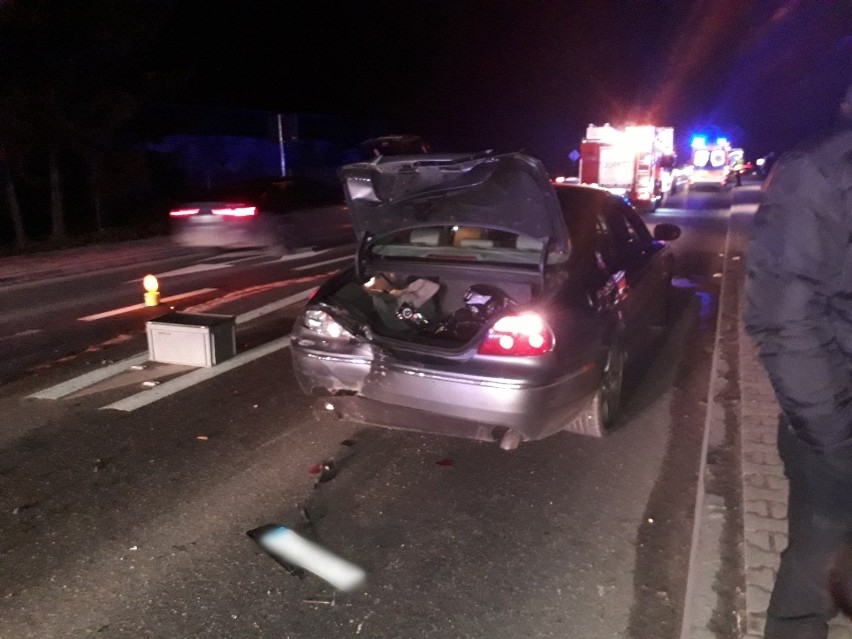 Wypadek drodze na krajowej w Chmielniku. Opel zderzył się z jaguarem, dwie osoby ranne