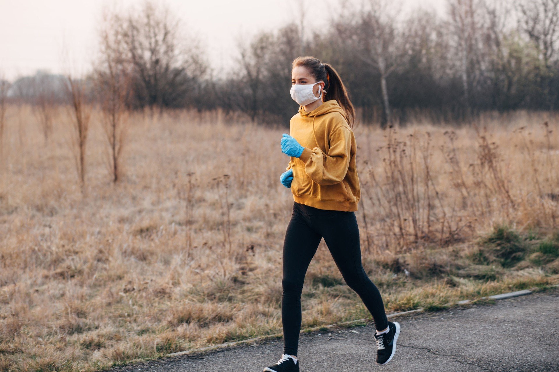 Czy można biegać? Sport w czasie pandemii: trzeba nosić maseczkę?  Kontrowersyjne zasady | Polska Times