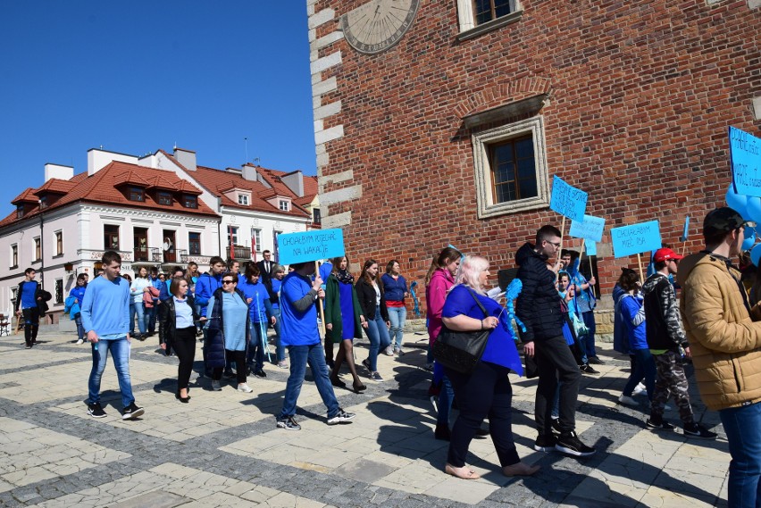 W Sandomierzu podsumowano obchody światowego miesiąca wiedzy na temat autyzmu. Symboliczny niebieski przemarsz przez Rynek. Zobacz zdjęcia