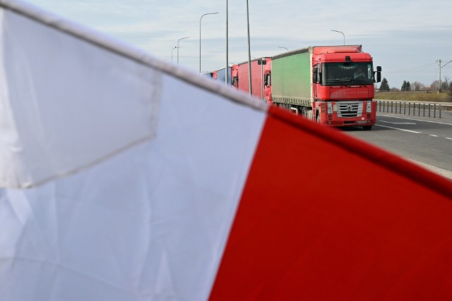Protest rolników na drodze krajowej nr 28 przed polsko-ukraińskim przejściem granicznym w Medyce. Akcja protestacyjna jest prowadzona z powodu przedłużenia do czerwca 2025 r. bezcłowego handlu towarami rolnymi z Ukrainą